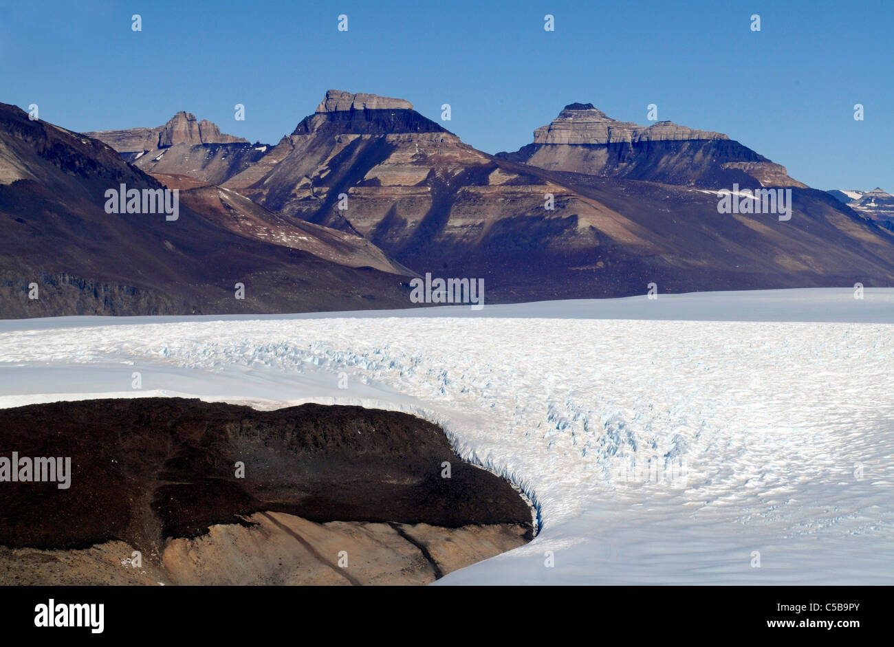 Vista dall'alto ghiacciaio Taylor guardando ad ovest verso il faro, Quartermain montagne, McMurdo aride vallate, Antartide Foto Stock