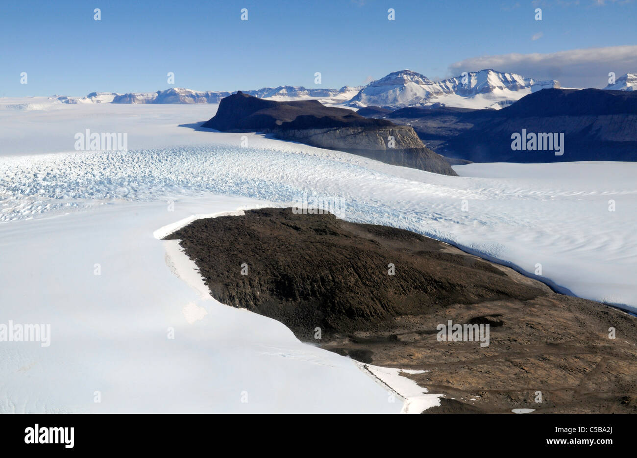 Vista dall'alto ghiacciaio Taylor su rocce Cavendish guardando a nord verso la gamma Asgard, McMurdo aride vallate, Antartide Foto Stock