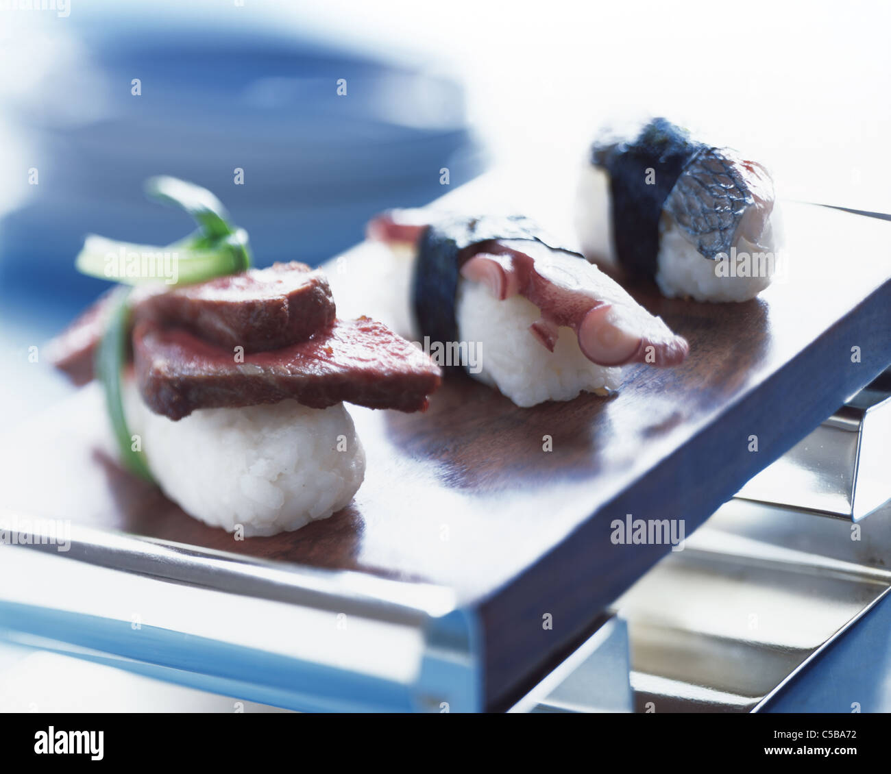 Il nigiri sushi con filetto di manzo, pulpo e la foglia di alloro, triglia Foto Stock