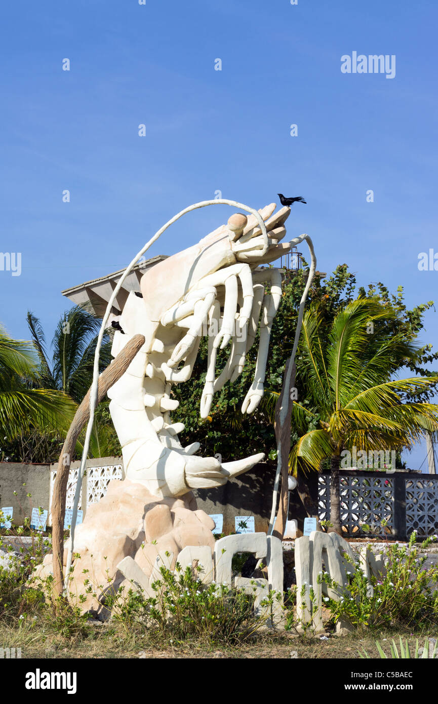 Gigantesca statua di gamberetti al di fuori dei gamberetti Centro di ricerca vicino a Trinidad a Cuba. Foto Stock