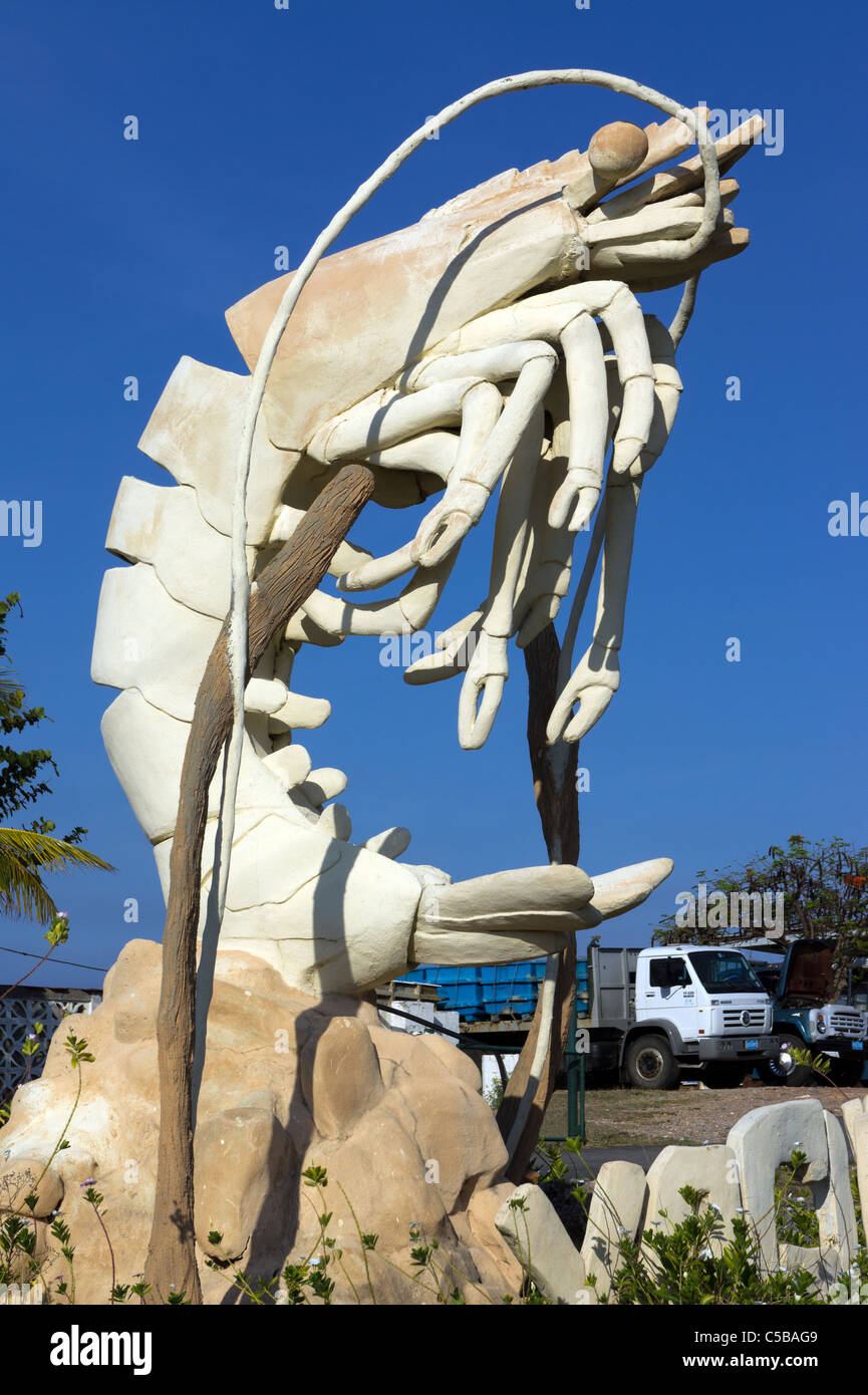 Gigantesca statua di gamberetti al di fuori dei gamberetti Centro di ricerca vicino a Trinidad a Cuba. Foto Stock