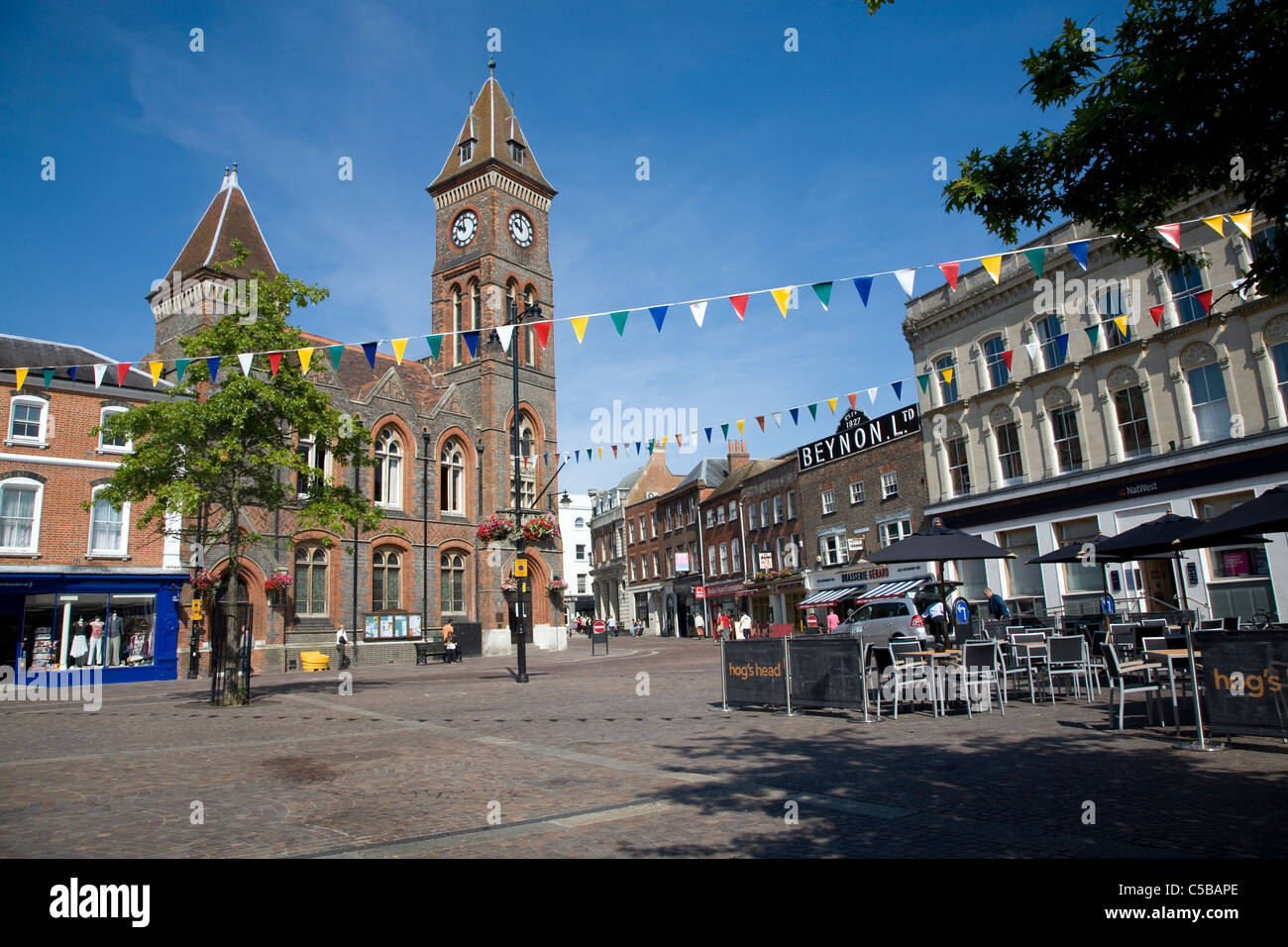 Il municipio e gli edifici storici in piazza del mercato, Newbury, Berkshire, Inghilterra Foto Stock
