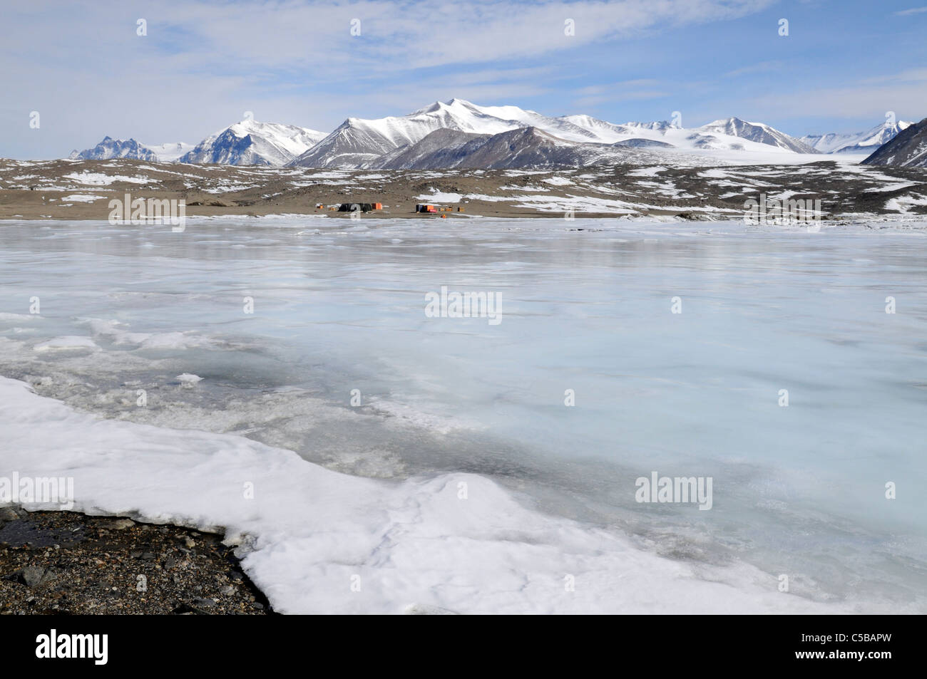 Piscina costiera e field camp al nuovo porto McMurdo aride vallate Antartide Foto Stock
