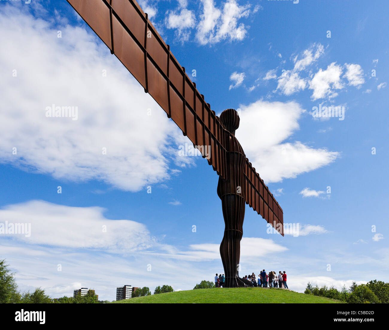 Turisti sotto l angelo della scultura del Nord di Antony Gormley, Gateshead, Tyne and Wear, North East England, Regno Unito Foto Stock