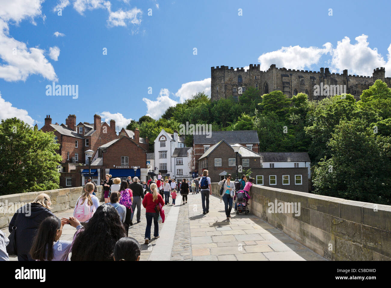 Il castello di Durham (University College, Durham) da Framwellgate ponte sul fiume usura, Durham, County Durham, North East England Foto Stock
