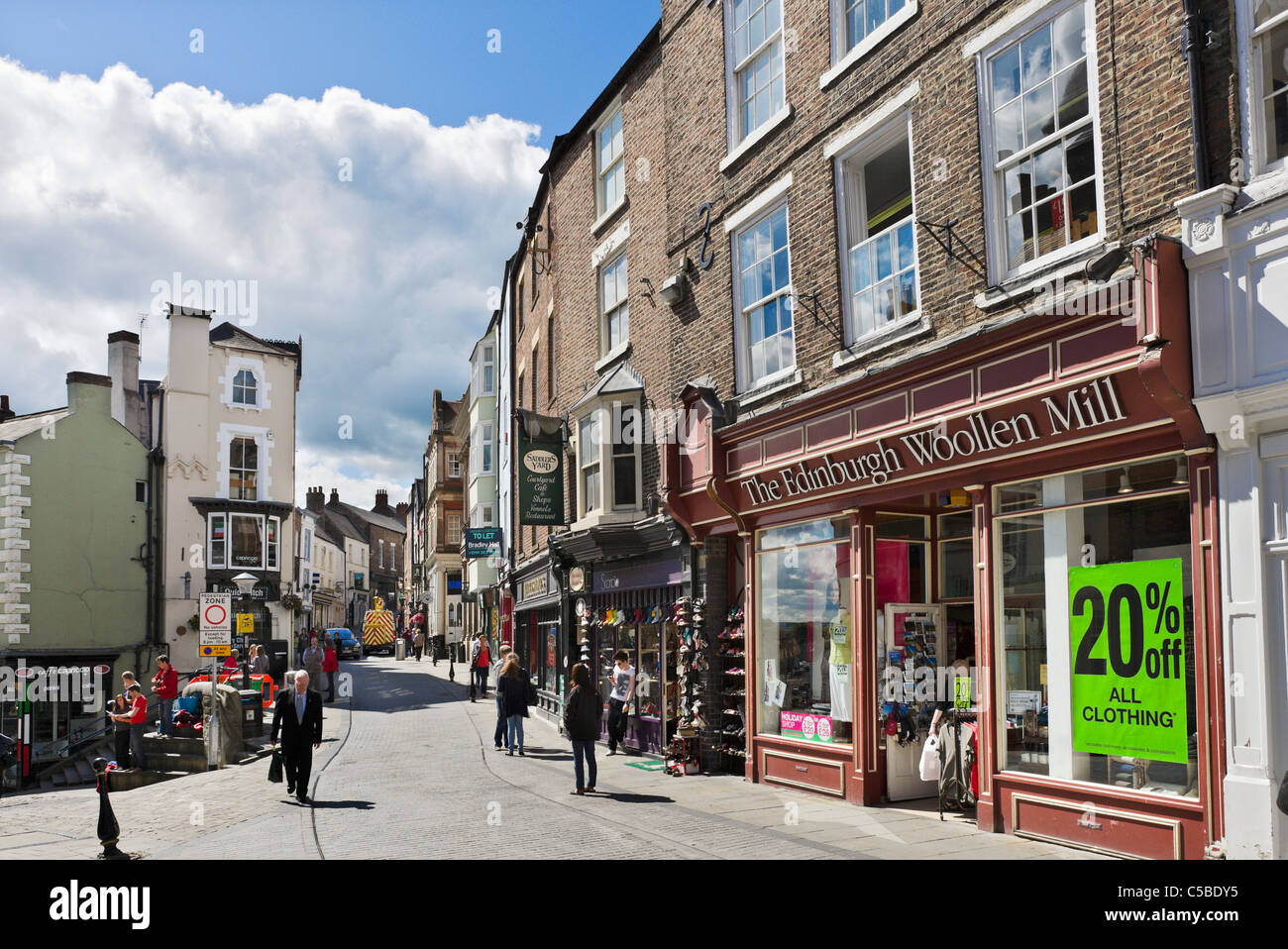 I negozi sulla strada Saddler nel centro della città, Durham, County Durham, North East England, Regno Unito Foto Stock