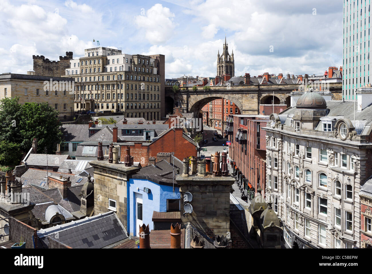 I tetti della città dal Tyne Bridge guardando verso la cattedrale, Newcastle upon Tyne, Tyne and Wear, Regno Unito Foto Stock