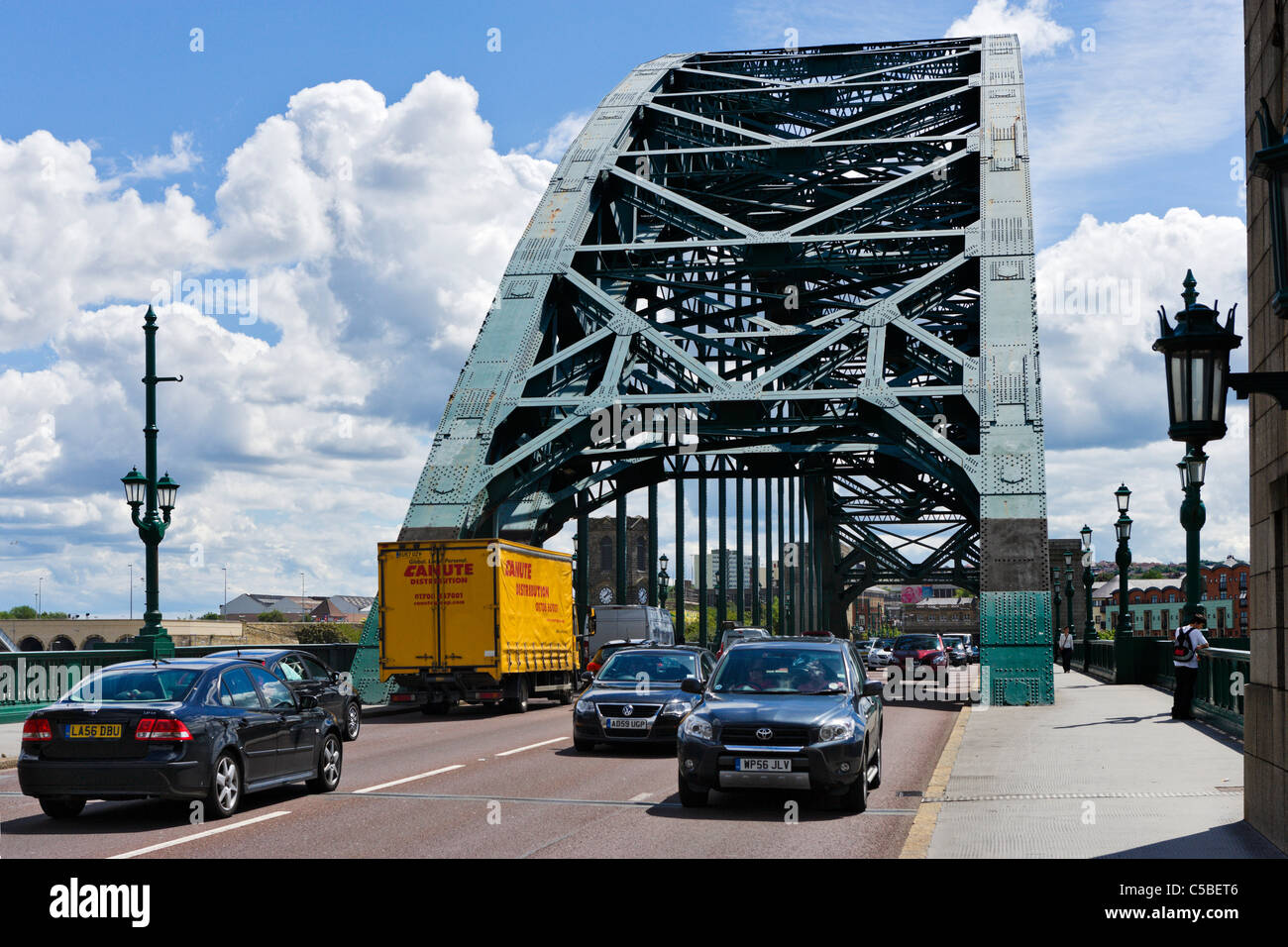 Il traffico che attraversa il Tyne Bridge, Newcastle upon Tyne, Tyne and Wear, North East England, Regno Unito Foto Stock