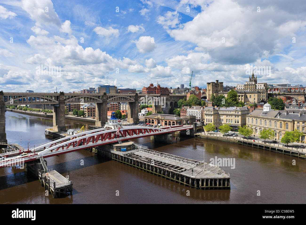 Vista verso il centro della città dal Tyne Bridge con ponte girevole e ad alto livello ponte in primo piano, Newcastle upon Tyne, Regno Unito Foto Stock