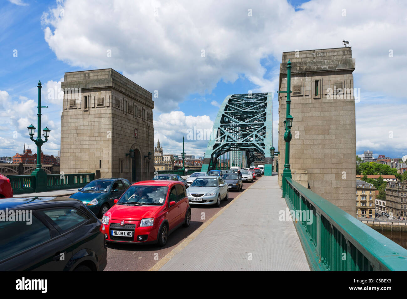 Il traffico che attraversa il Tyne Bridge sul lato di Gateshead, Newcastle upon Tyne, Tyne and Wear, North East England, Regno Unito Foto Stock