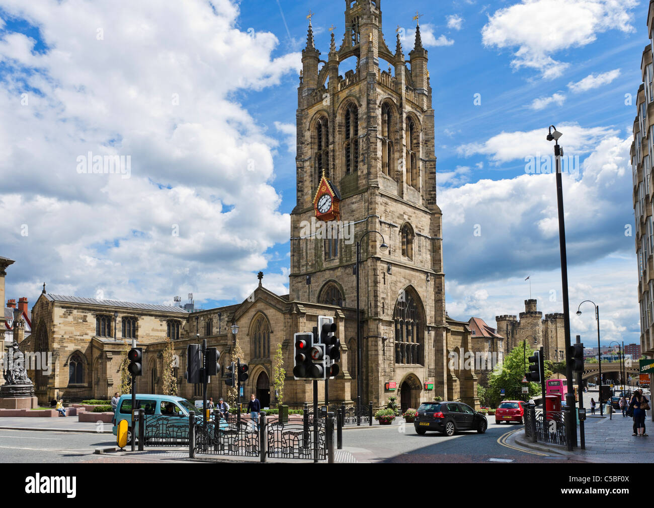 La Chiesa Cattedrale di San Nicola e la visualizza in basso St Nicholas Street verso il Castello, Newcastle upon Tyne, Tyne and Wear, Regno Unito Foto Stock