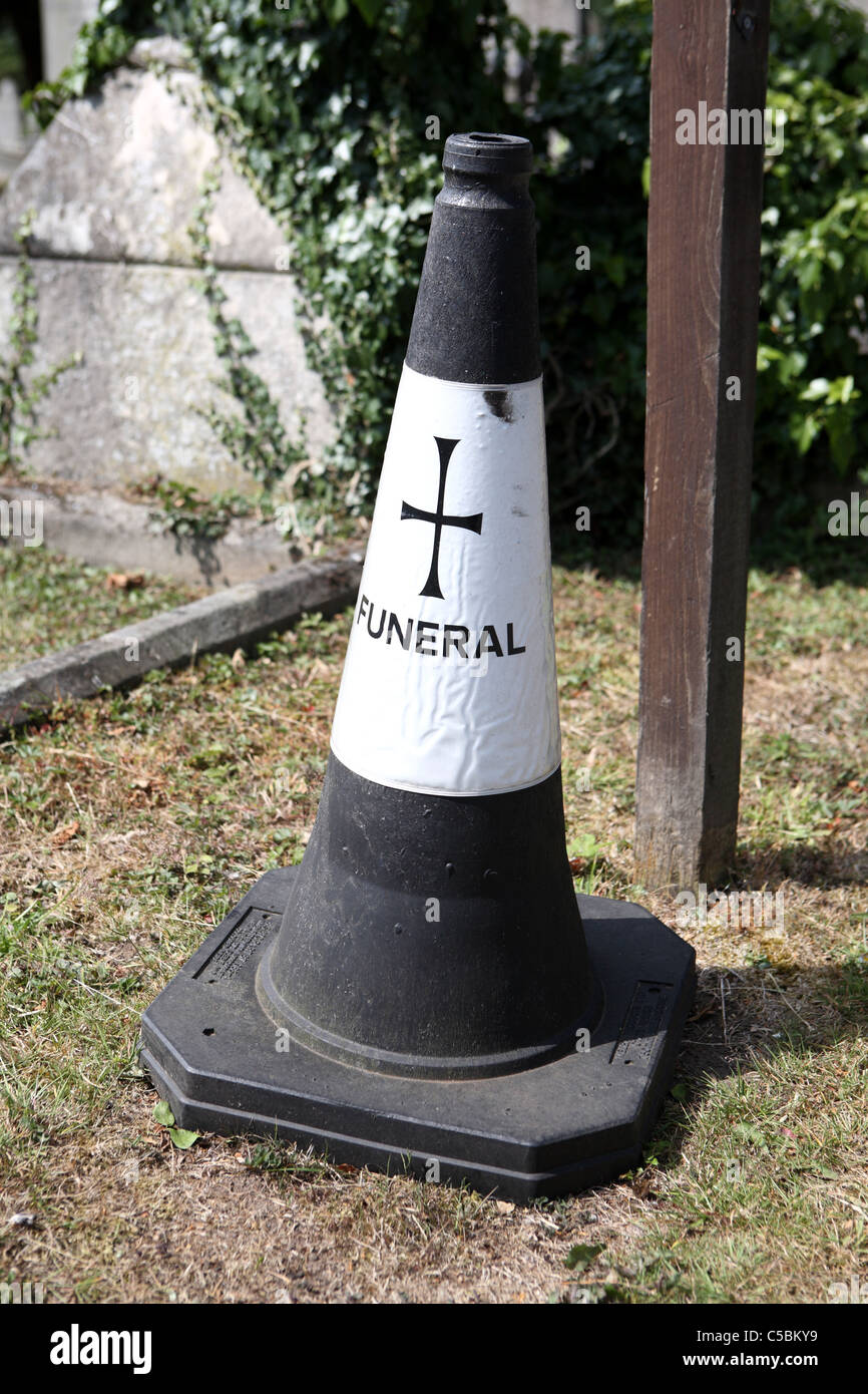 Traffico nero cono con adesivo funebri Foto Stock