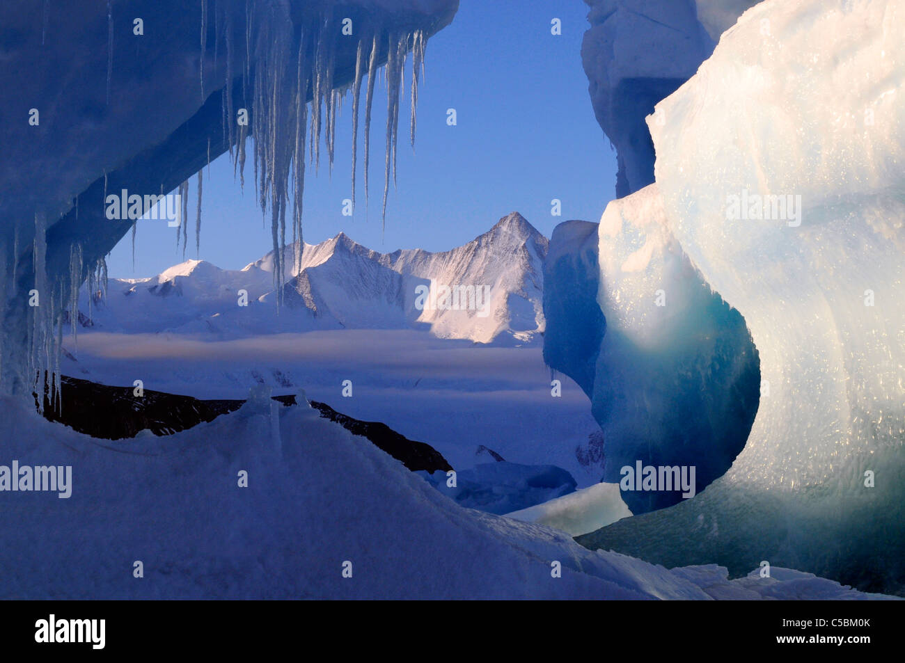 Montare Herschel incorniciato da ghiaccioli e ice berg da Cape Hallett settentrionale del Mare di Ross Antartide Foto Stock