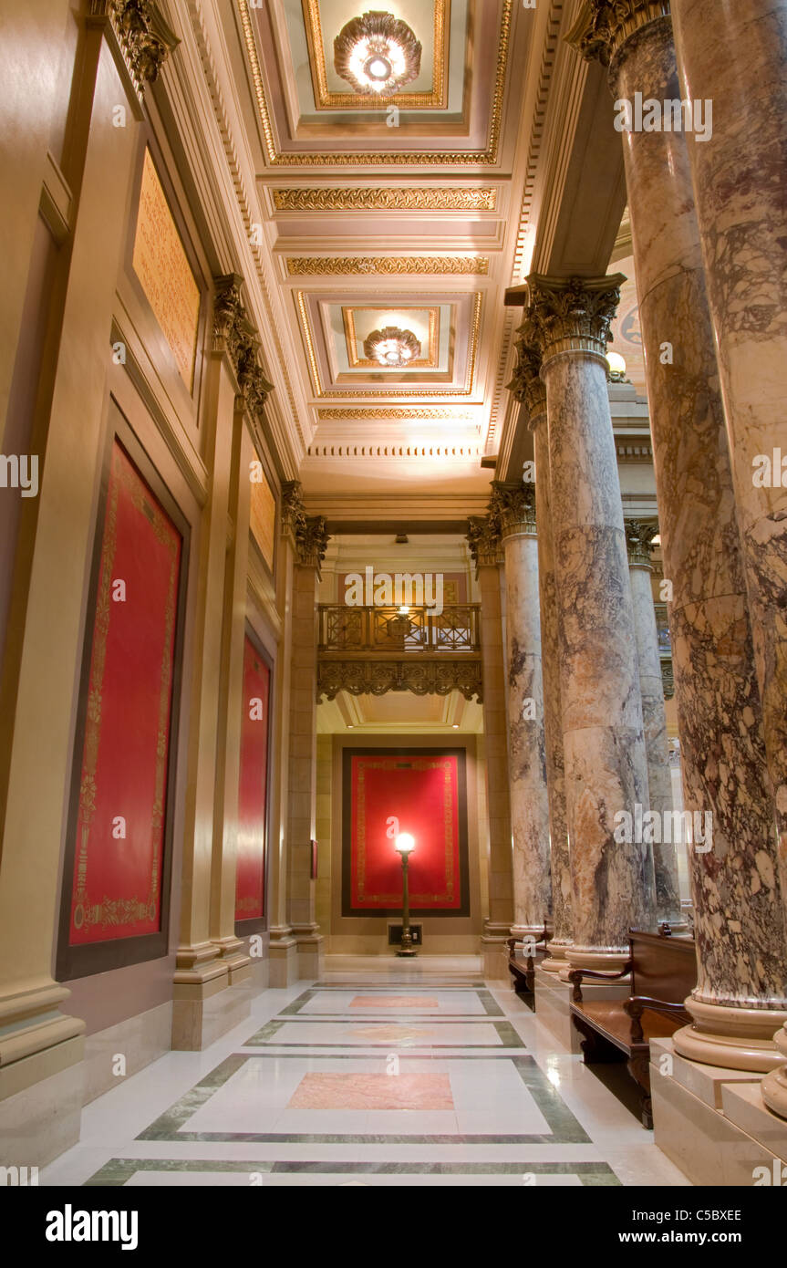 Interno del Minnesota State Capitol lungo il corridoio incorniciato da colonne e lesene Foto Stock