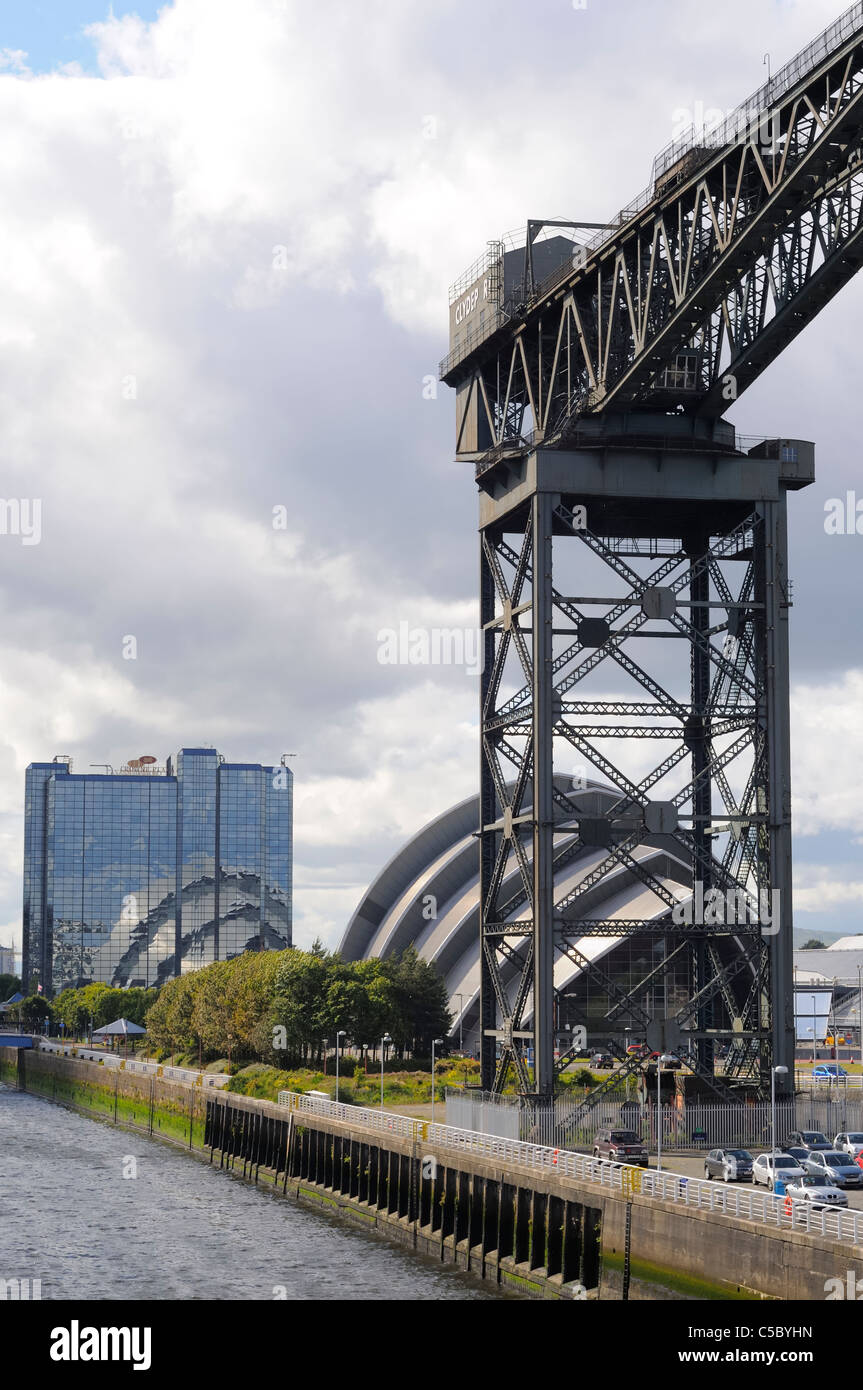 Il Finnieston gru con il Clyde Auditorium / 'l'Armadillo' in background sul fiume Clyde Glasgow Scozia Scotland Foto Stock