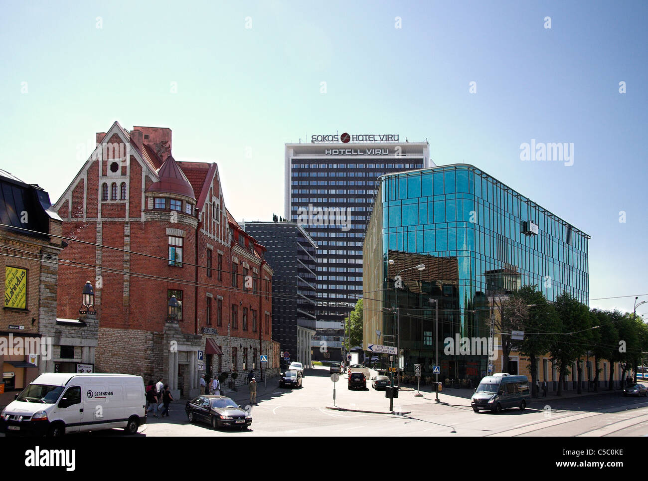 Scena di strada con edifici moderni nella città nuova, Tallinn, Estonia Foto Stock
