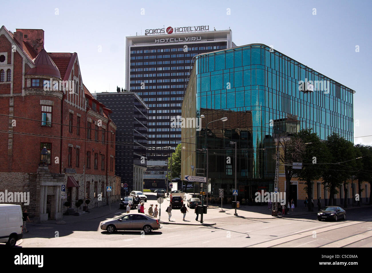 Scena di strada con edifici moderni nella città nuova, Tallinn, Estonia Foto Stock