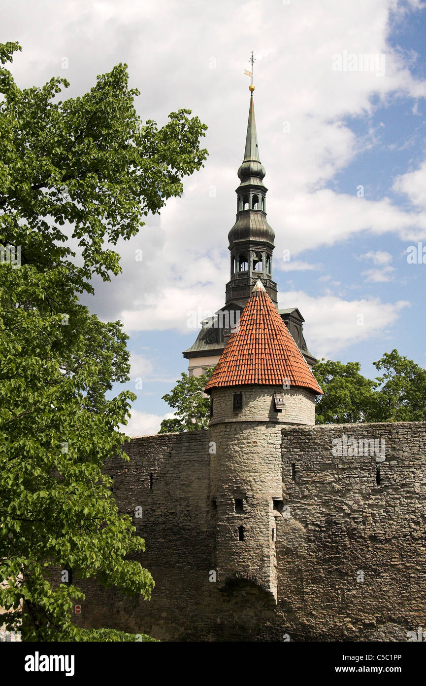 Le mura fortificate del castello di Toompea, Toompea Hill, con la Chiesa di San Nicola guglia in background, la Città Vecchia di Tallinn, Estonia Foto Stock