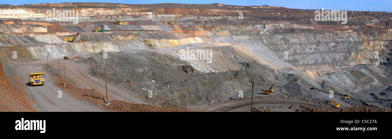 Panorama di una miniera a cielo aperto di estrazione di minerale di ferro Foto Stock