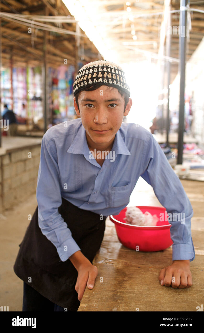 Il ragazzo uzbeko al mercato Urgut, Samarcanda, Uzbekistan Foto Stock