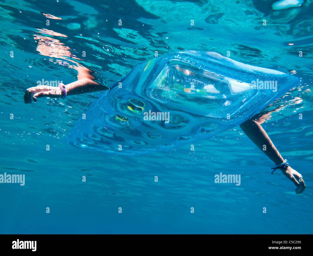 Riprese subacquee di una persona galleggiante sul materasso ad aria Foto Stock