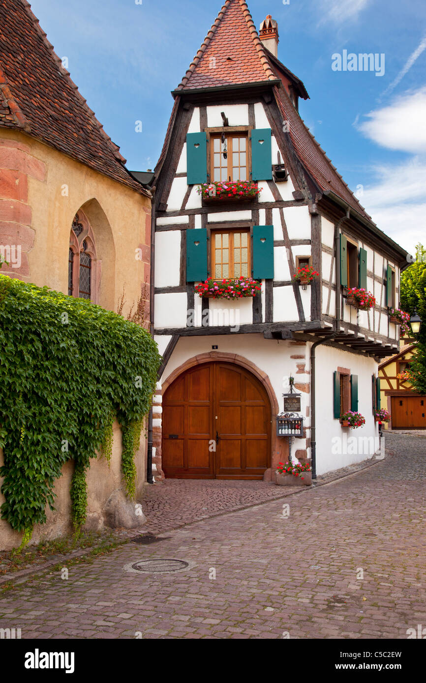 Village Street scene in Kaysersberg lungo la strada del vino Alsaziano Haut-Rhin Francia Foto Stock