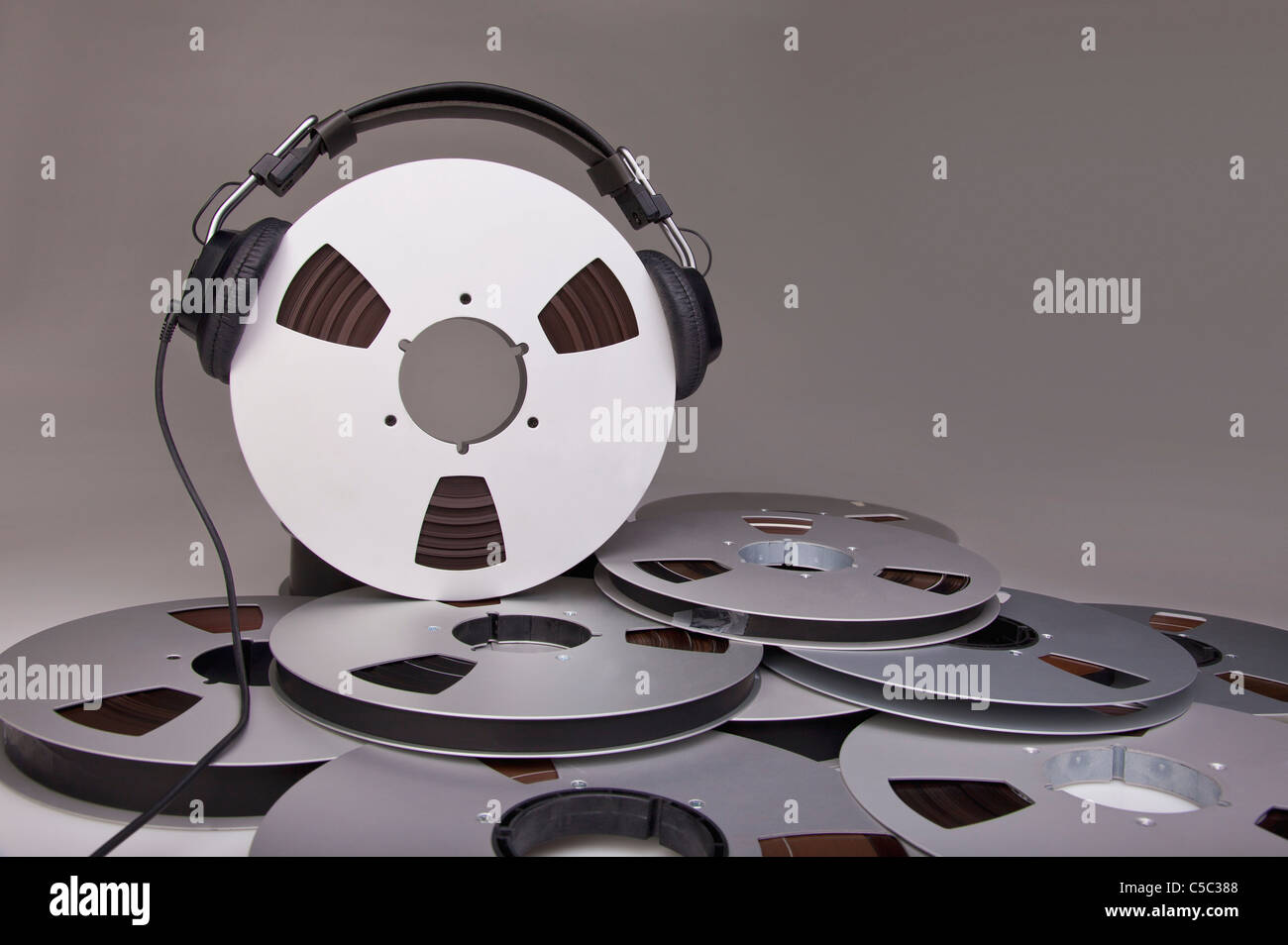Cuffie su una bobina di nastro di registrazione Foto Stock