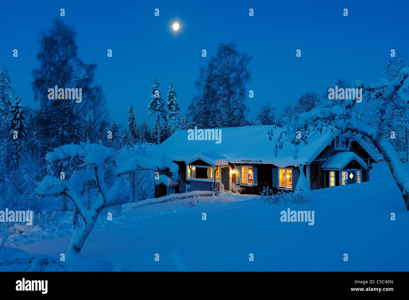 Country house in ambiente invernale di notte Foto Stock