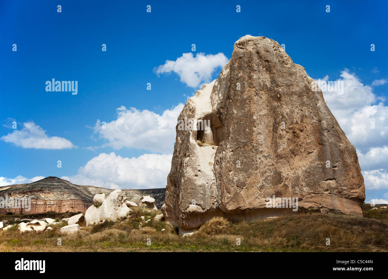 Erosione di calcare in primo piano, gli strati minerali, formazione geologica, ceneri laviche, erosione di vento in strati di colline in backgroun Foto Stock