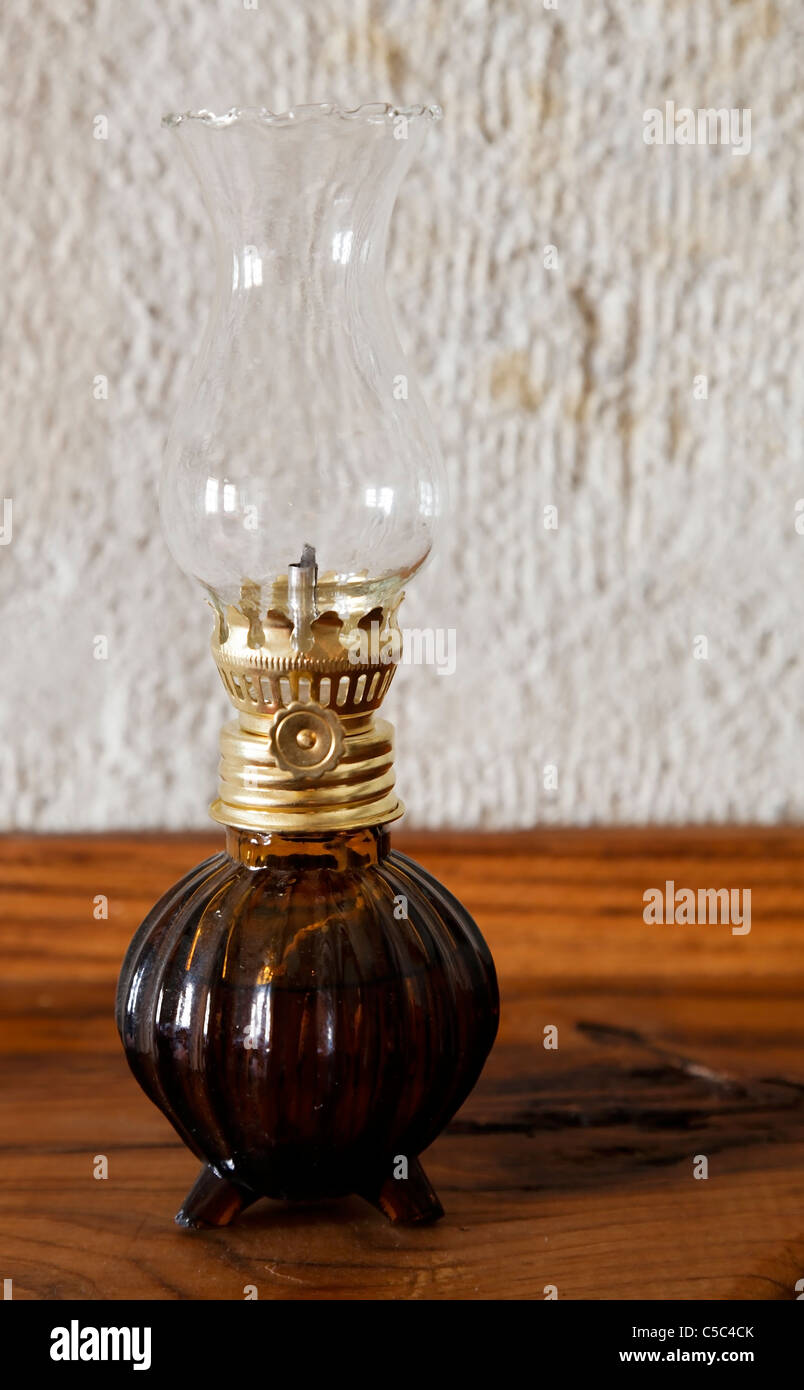 Ornamentali lanterna di olio su una sponda laterale con sfondo di calcare Foto Stock