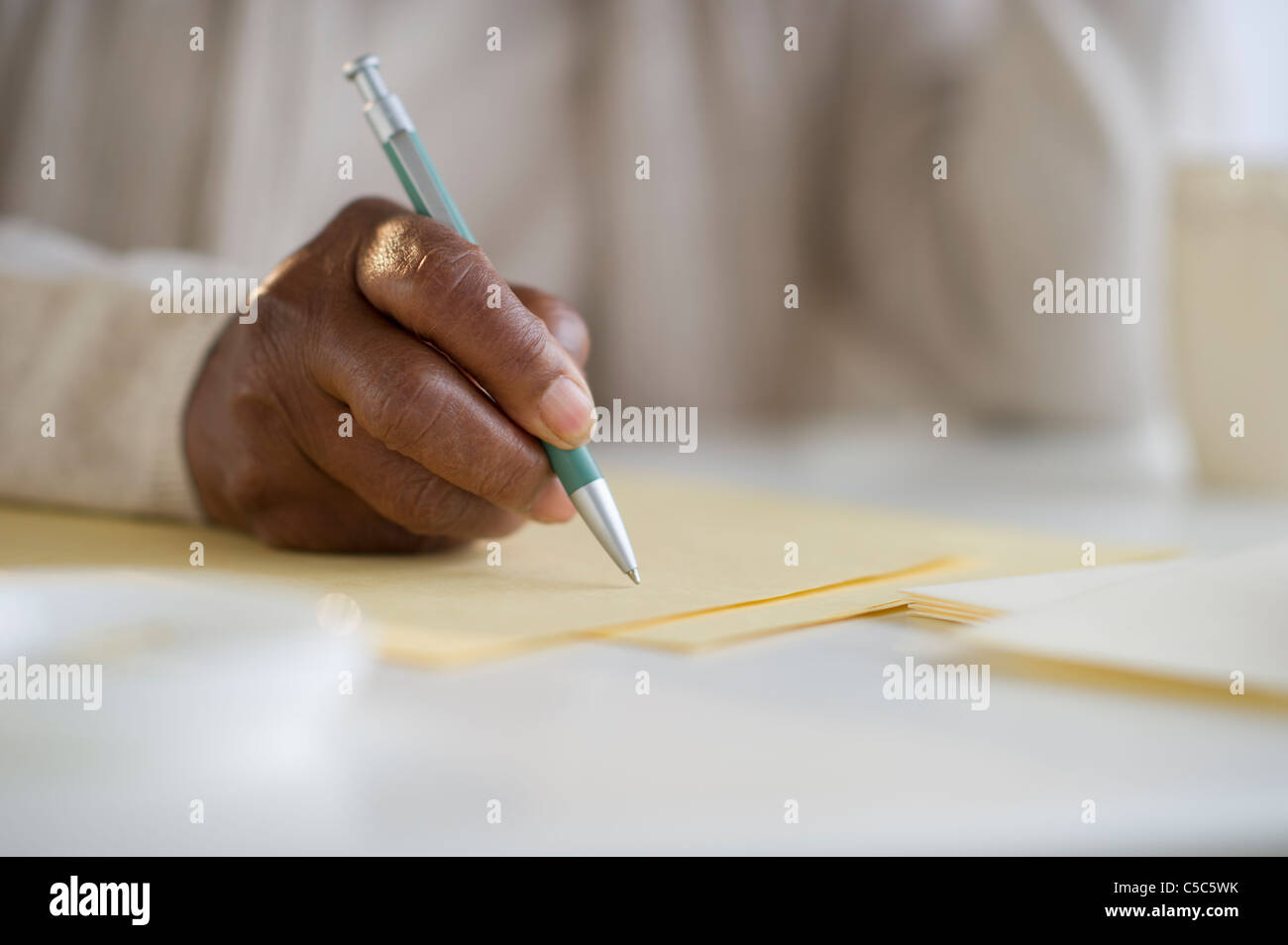 Donna nera lettera di scrittura Foto Stock