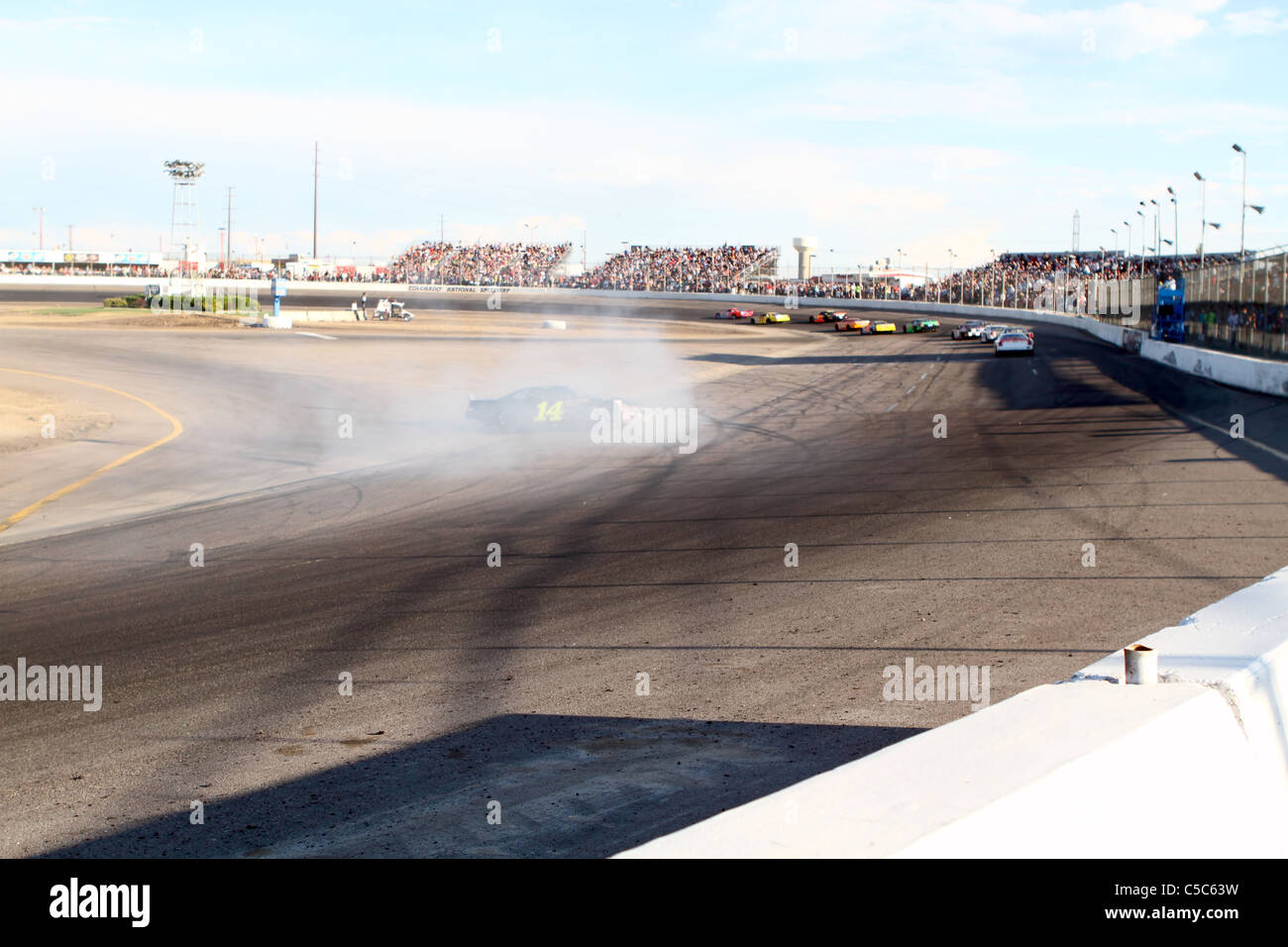 Denver, Colorado - Mark Bybee gira fuori il suo fine del modello di vettura da gara presso la Colorado National Speedway. Foto Stock