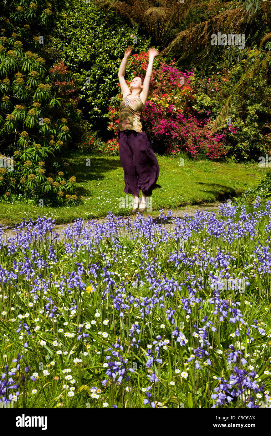 Donna in giardini presso Il Derrynane House; Contea di Kerry, Irlanda Foto Stock