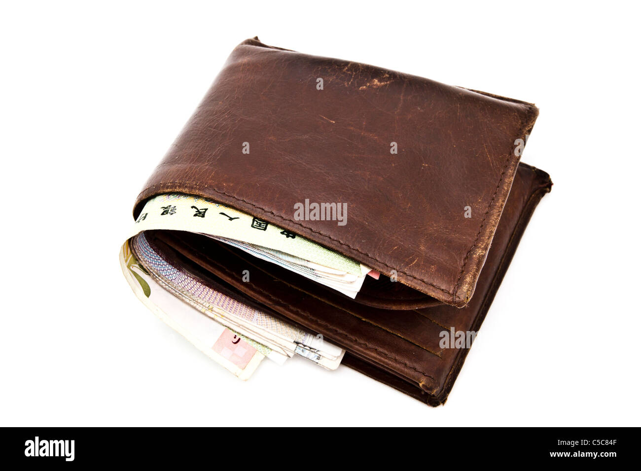 Portafoglio marrone con valuta closeup su sfondo bianco Foto Stock