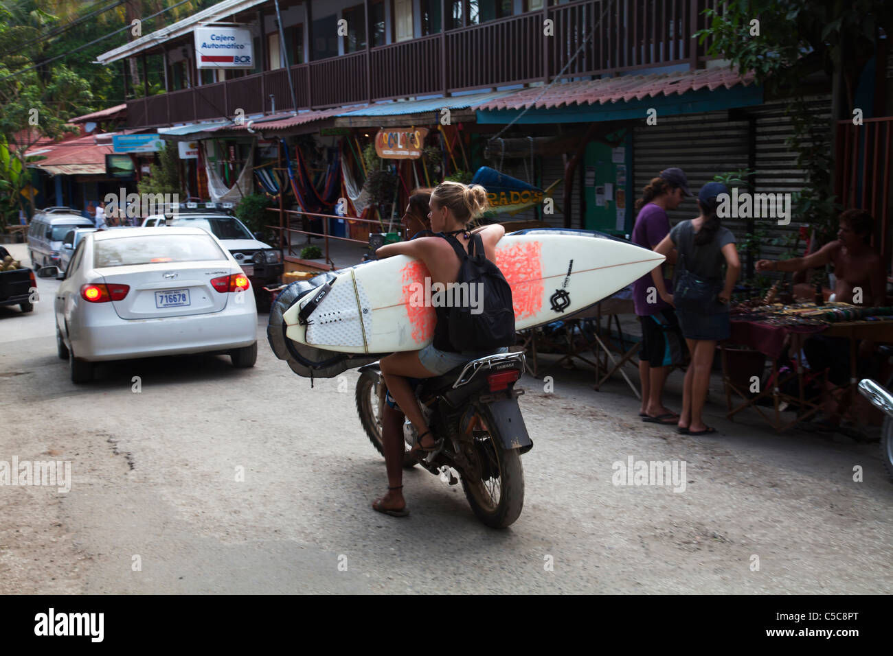 Streetscene con surfers in moto in montagna con tavole Montezuma Costa Rica Foto Stock