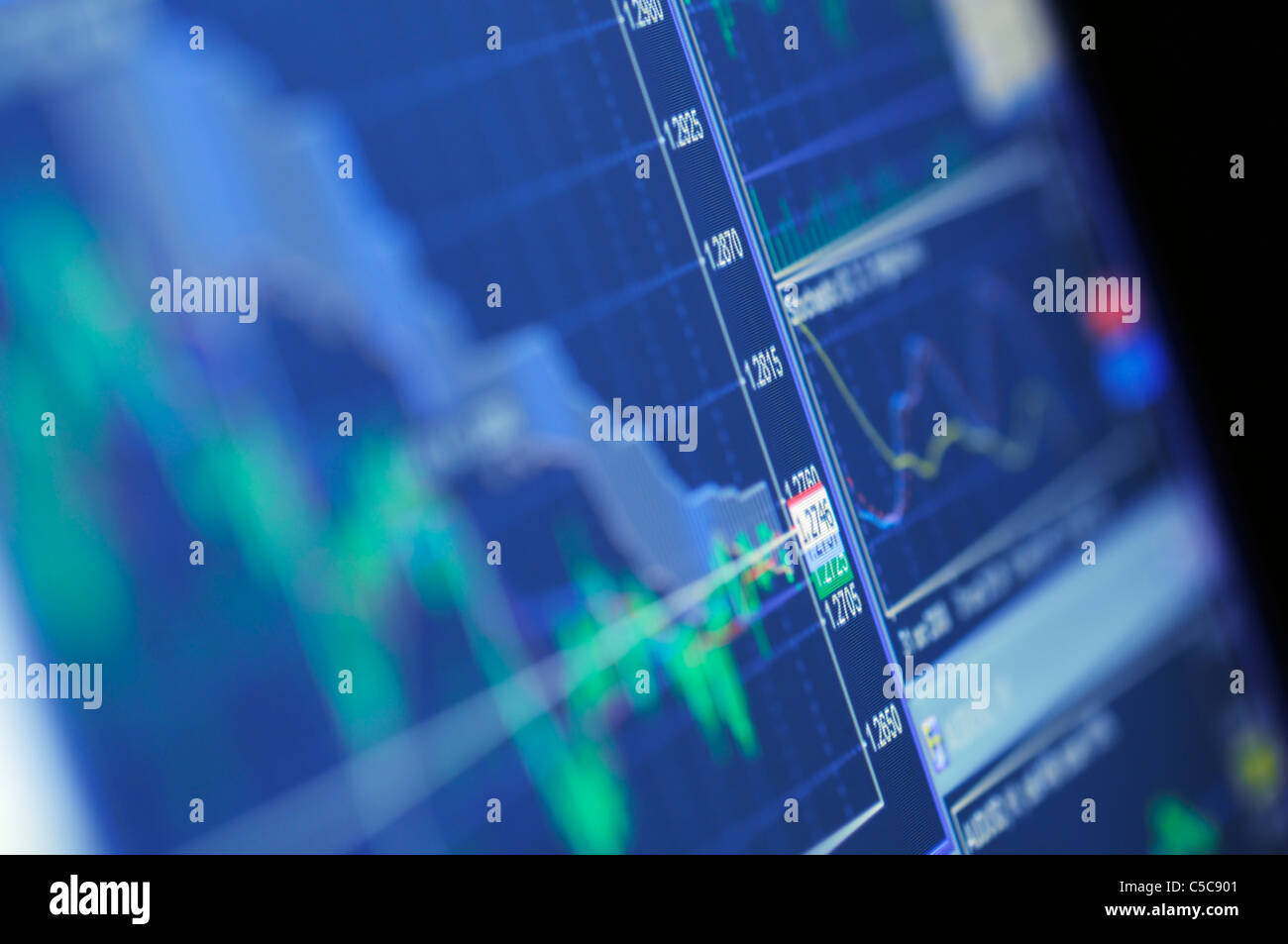 Un blu sul mercato azionario grafico su un display LCD ad alta risoluzione. Foto Stock