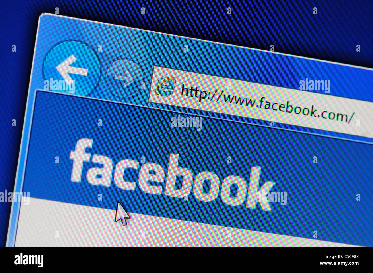 Il sito internet Facebook nel browser Internet Explorer; che mostra la sua home page logo visualizzato su uno schermo di computer portatile. Foto Stock