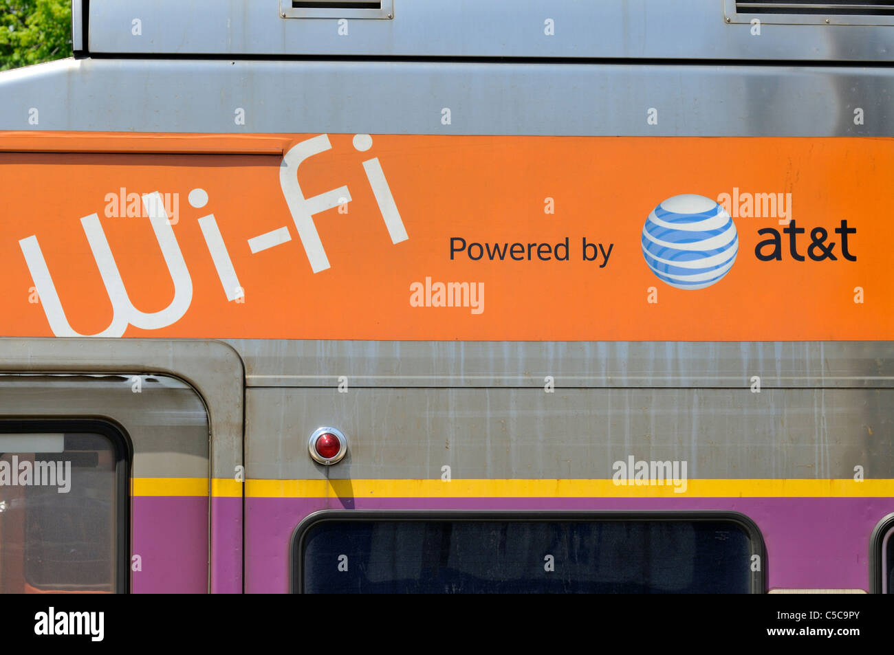 Decalcomania WIFI sul lato della rampa di " commuters " treno passeggeri auto. Stati Uniti d'America Foto Stock