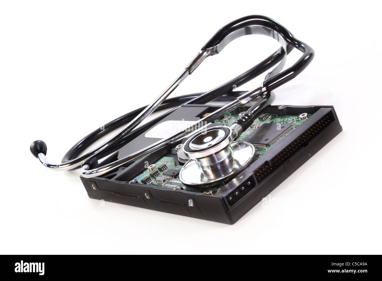 Un disco rigido e uno stetoscopio su sfondo bianco Foto Stock