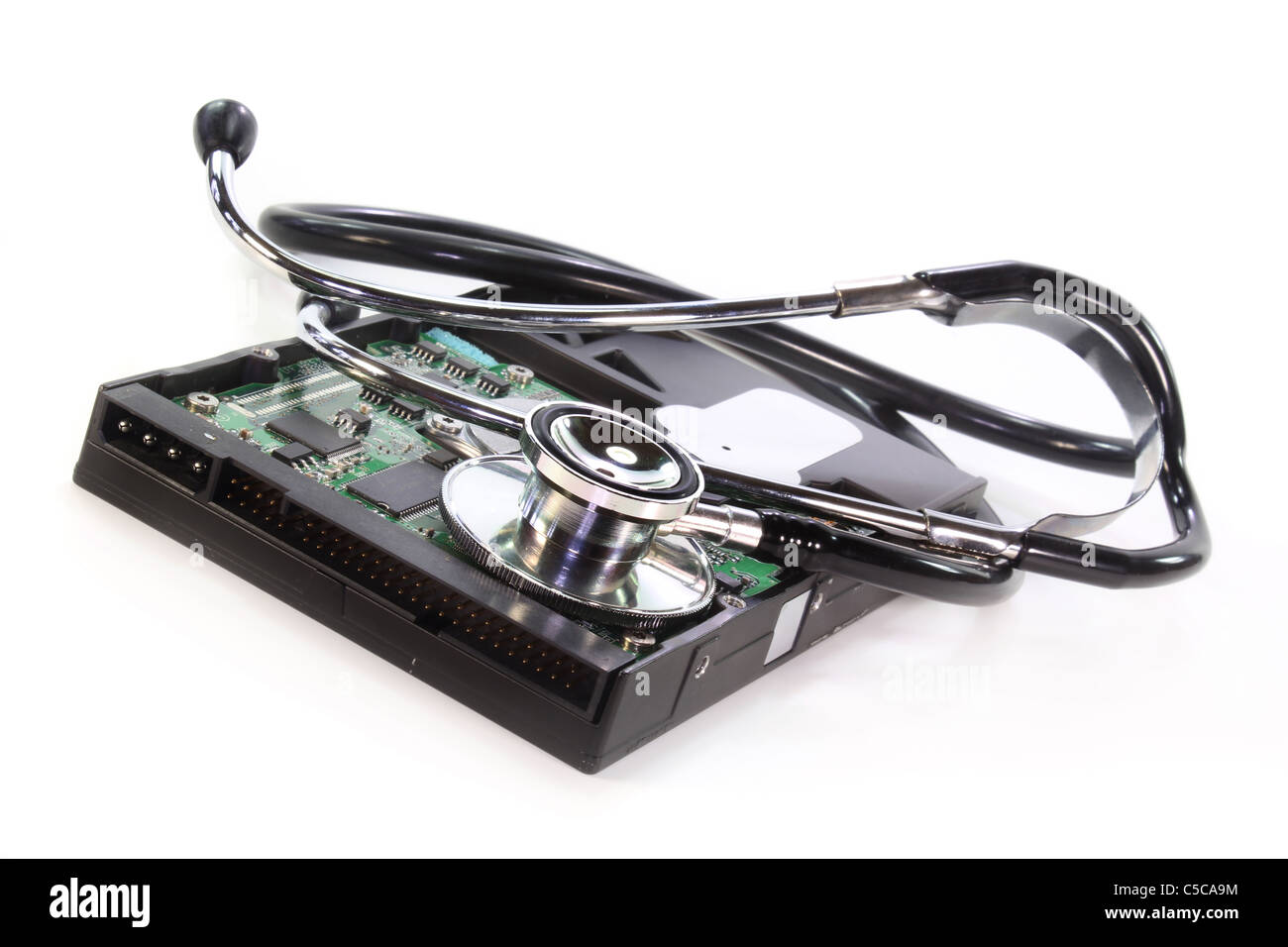 Un disco rigido e uno stetoscopio su sfondo bianco Foto Stock