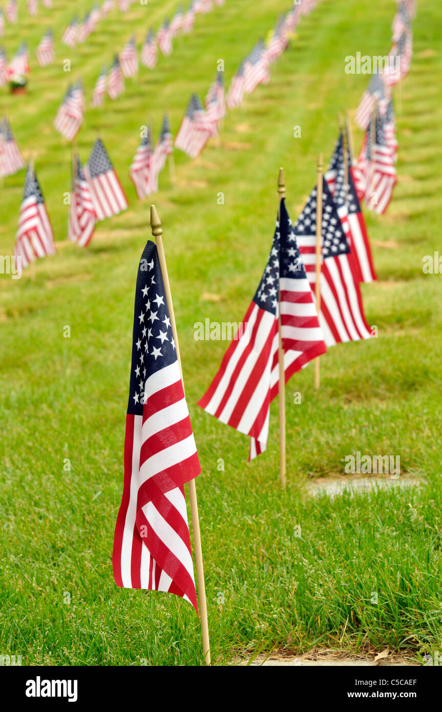 Righe di bandierine americane poste sulle tombe dei veterani americani presso il Massachusetts Cimitero Nazionale , Bourne Cape Cod, STATI UNITI D'AMERICA Foto Stock