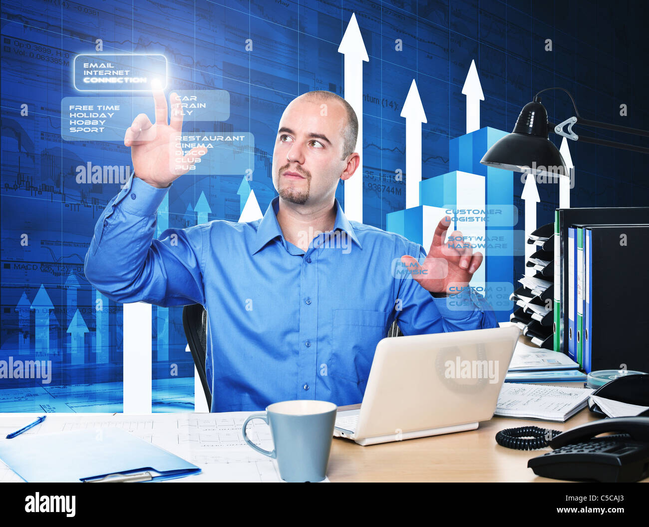L'uomo utilizzare schermo virtuale in ufficio per collegare Foto Stock