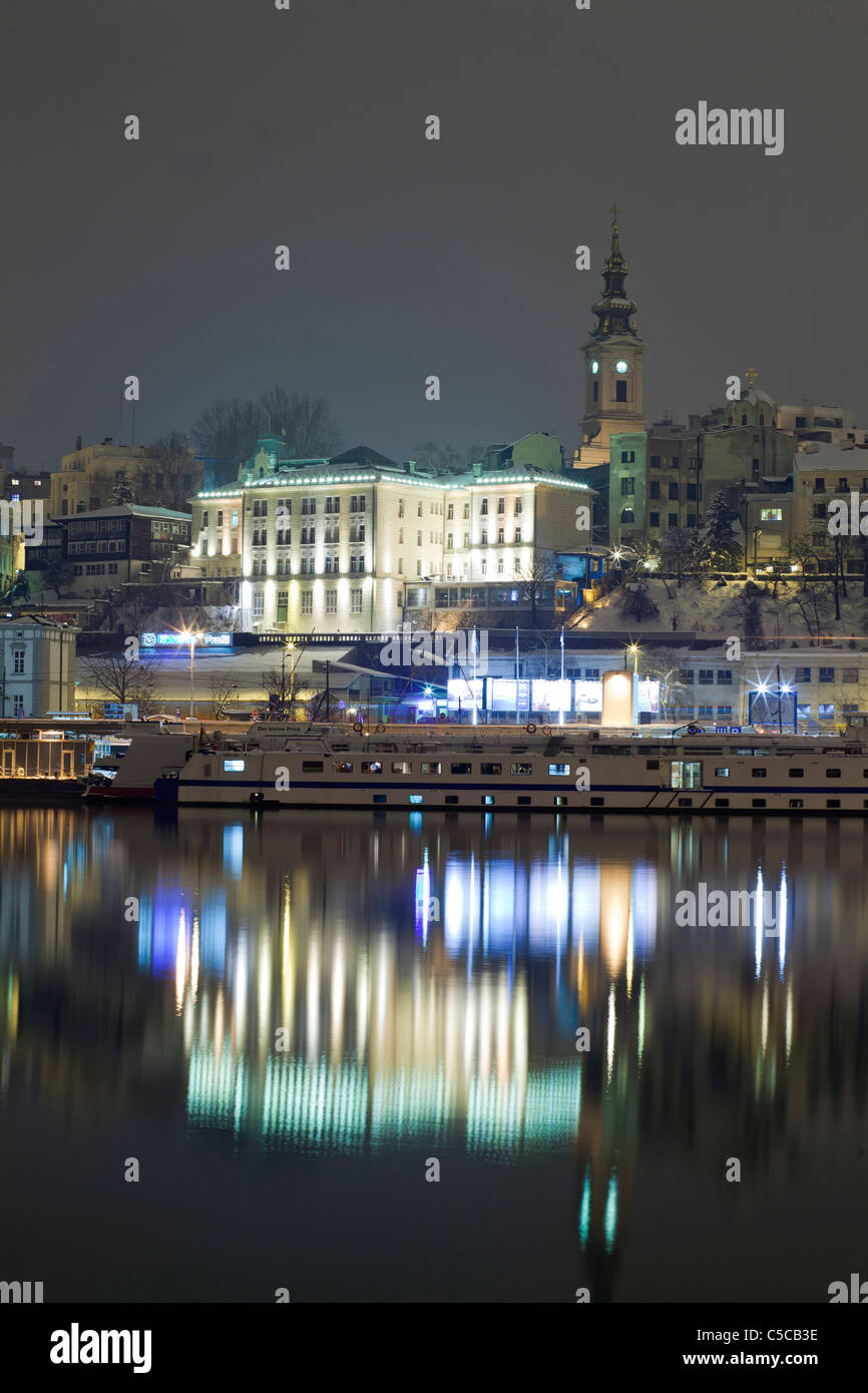 Città di Belgrado a notte d'inverno, la neve, il fiume Sava, Serbia Foto Stock