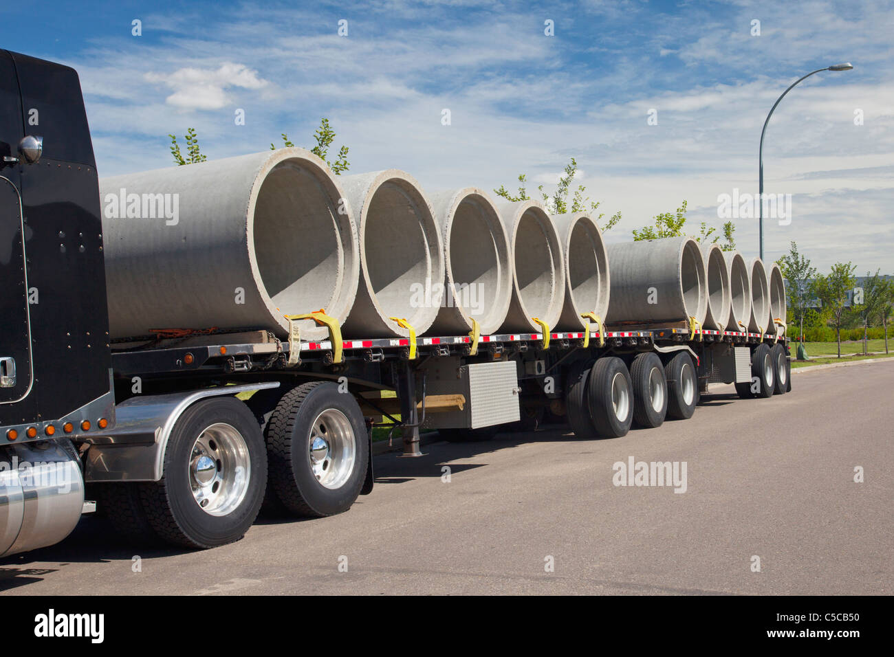 Semi-rimorchio camion che trasportano tubi fognari; Edmonton, Alberta, Canada Foto Stock