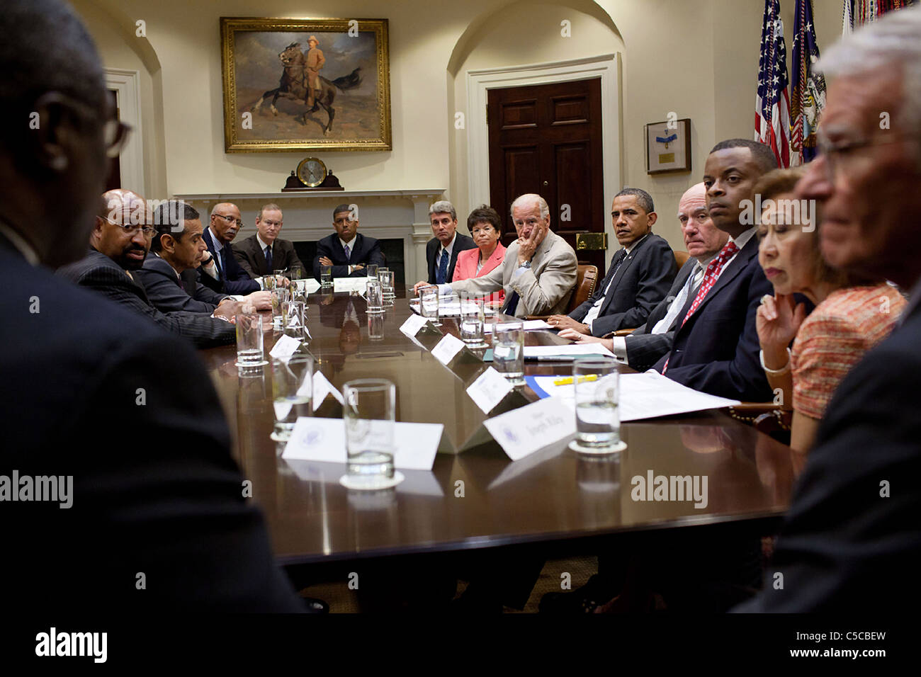 Il presidente Barack Obama e il Vice Presidente Joe Biden si incontrano con un gruppo bipartisan dei sindaci per discutere l'economia Foto Stock