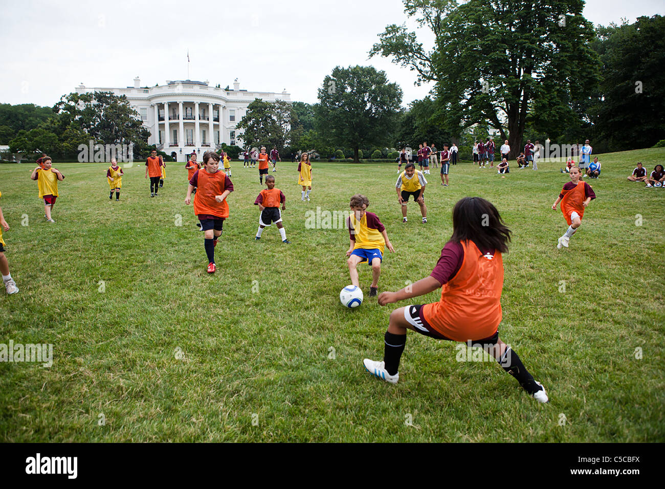 I bambini giocano a calcio sul prato Sud della Casa Bianca Foto Stock