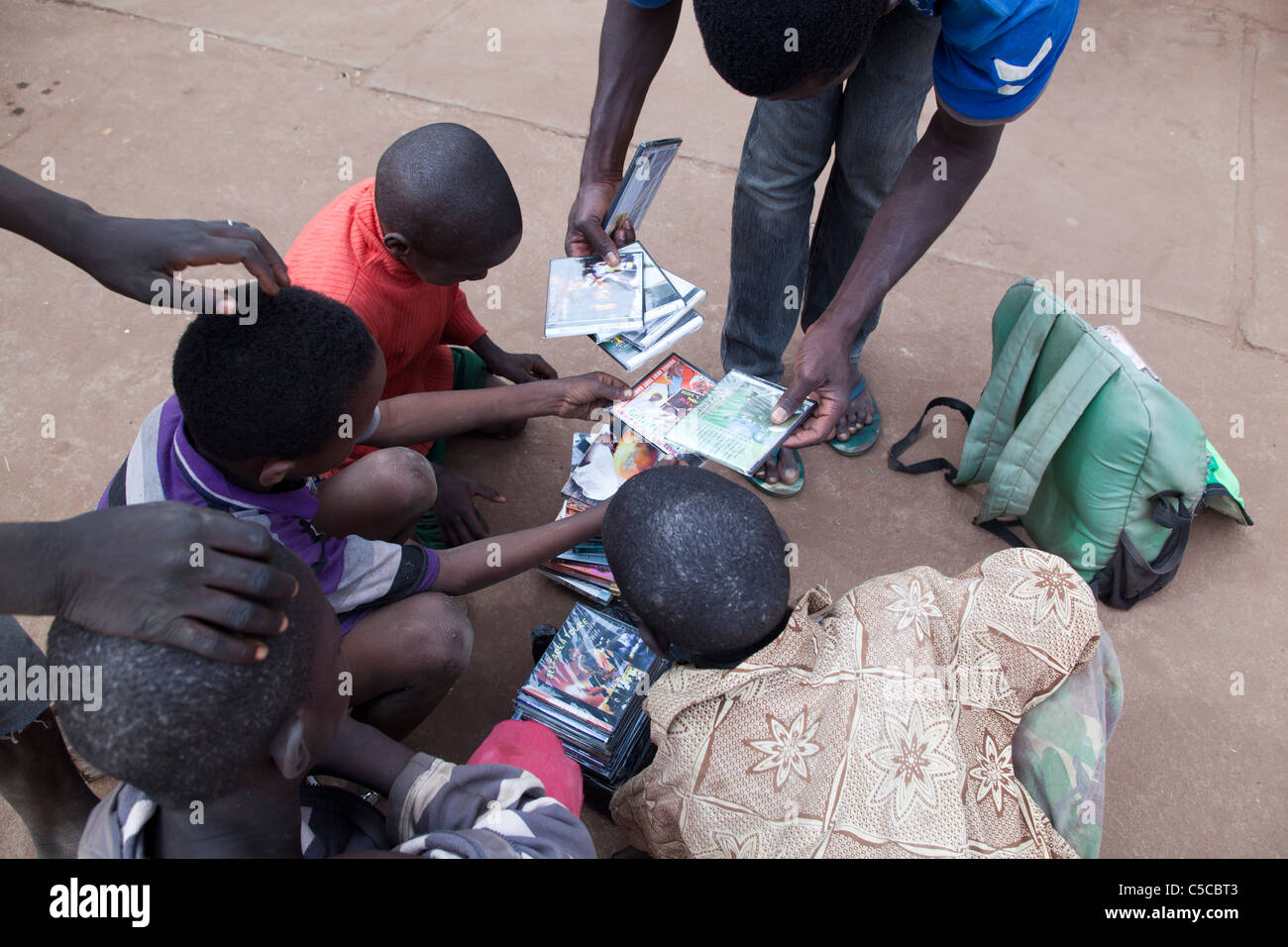 Ragazzi guardando i CD di Bamako Mali Foto Stock