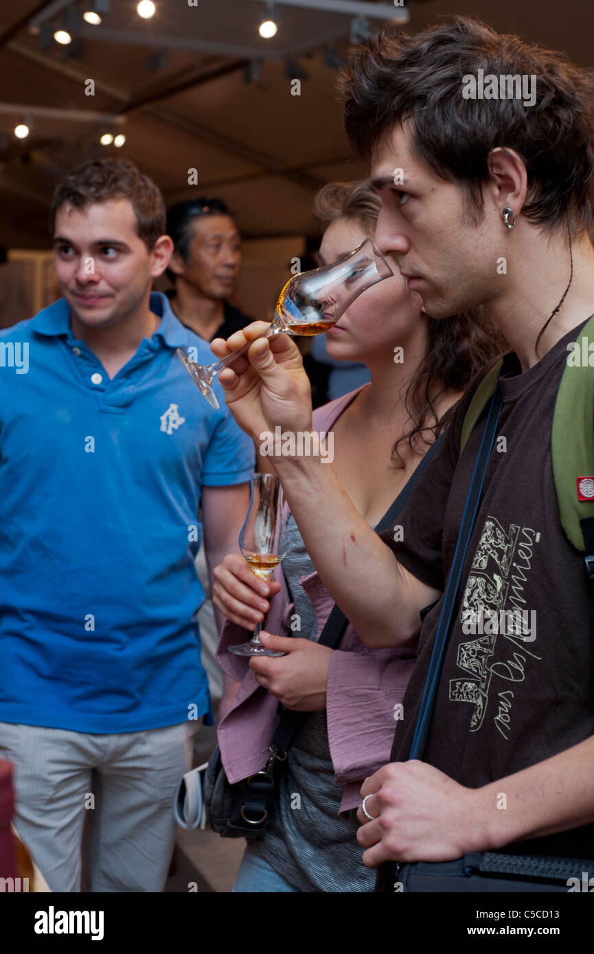 Parigi, Francia, giovani che bevono, assaggi di whisky e alcoli importati, Foto Stock