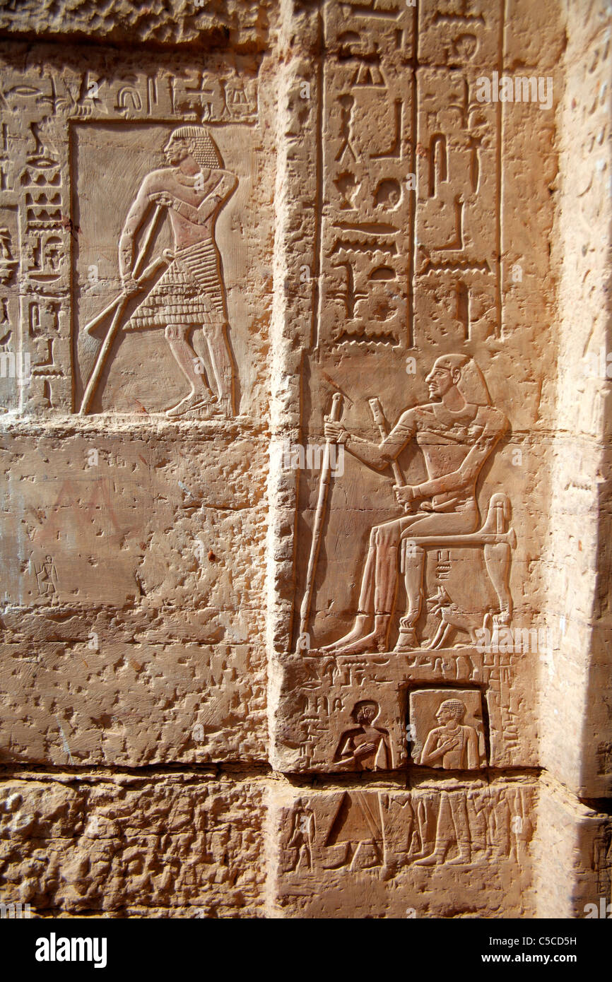 Rilievo sulla facciata della tomba di Hekaib (XXIII secolo BC), Qubbet el Hawa, Aswan, Egitto Foto Stock