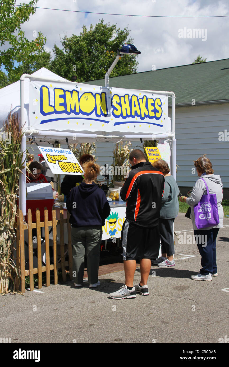 Limone scuote concessione. Canfield fiera. Mahoning County Fair. Canfield, Ohio, Stati Uniti d'America. Foto Stock